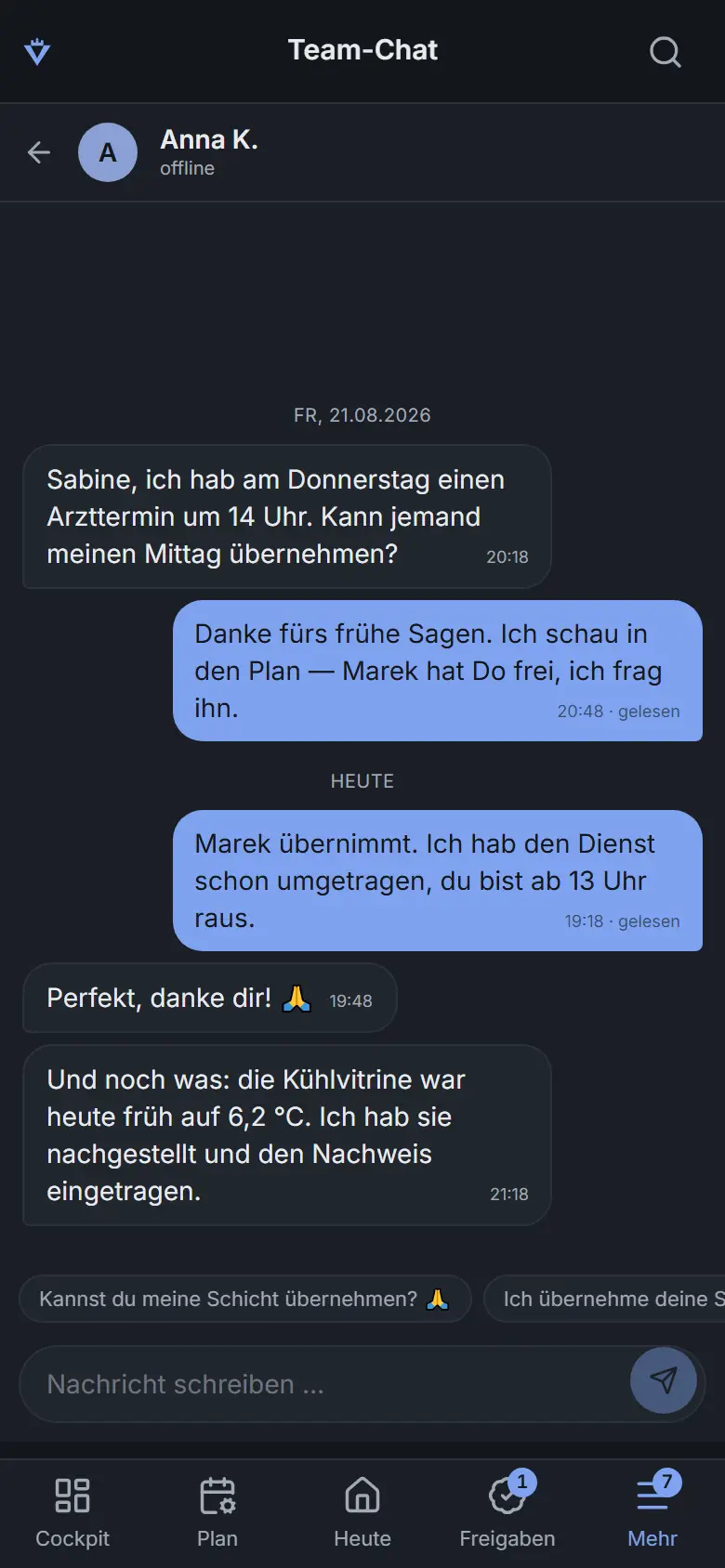 Team-Chat am Telefon: Konversation mit Sprechblasen auf beiden Seiten, Tages-Trenner »Heute«, Gelesen-Vermerken und Schnellantworten — Inhalt ist ein geklärter Schichttausch und ein Hinweis zur Kühlvitrine samt eingetragenem Nachweis.