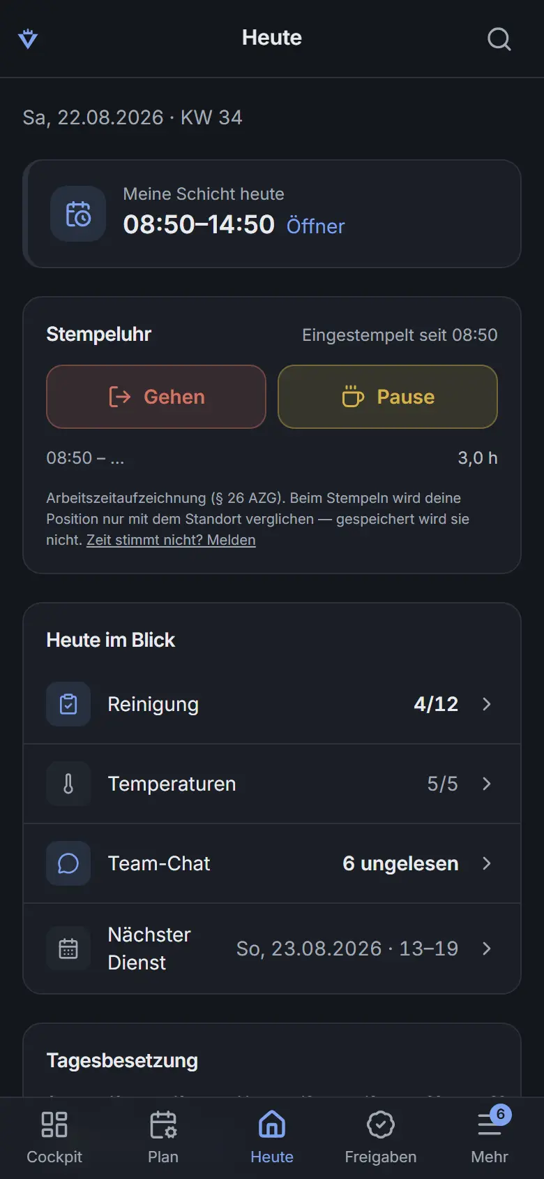 Ansicht »Heute« am Telefon: die eigene Schicht mit Uhrzeit und Rolle, darunter die Stempeluhr mit dem Knopf zum Kommen und der Tagesstand für Reinigung und Temperaturen.