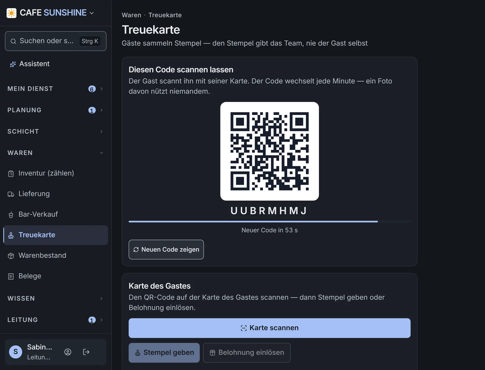 Treuekarte in der App: der Vergabe-Code als großer QR-Code mit der Buchstabenfolge darunter, ein Fortschrittsbalken bis zum nächsten Code und der Knopf »Neuen Code zeigen«, darunter die Karte des Gastes mit »Karte scannen«, »Stempel geben« und »Belohnung einlösen«.