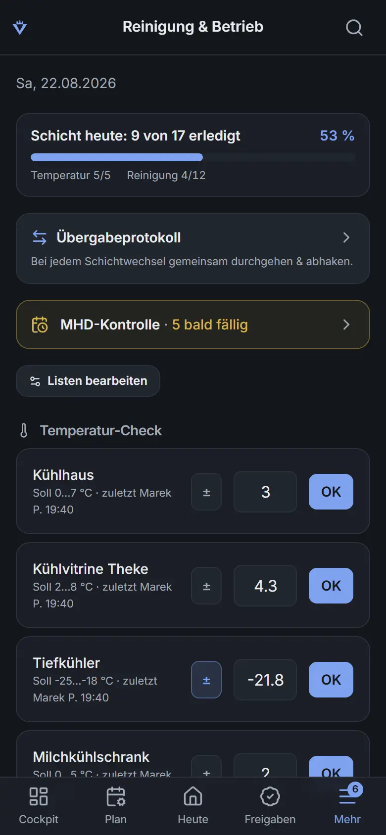 Reinigungs- und Temperatur-Ansicht am Telefon: Fortschritt der Schicht, Übergabeprotokoll, MHD-Hinweis und darunter die Geräte mit Soll-Bereich und eingetragenem Messwert.