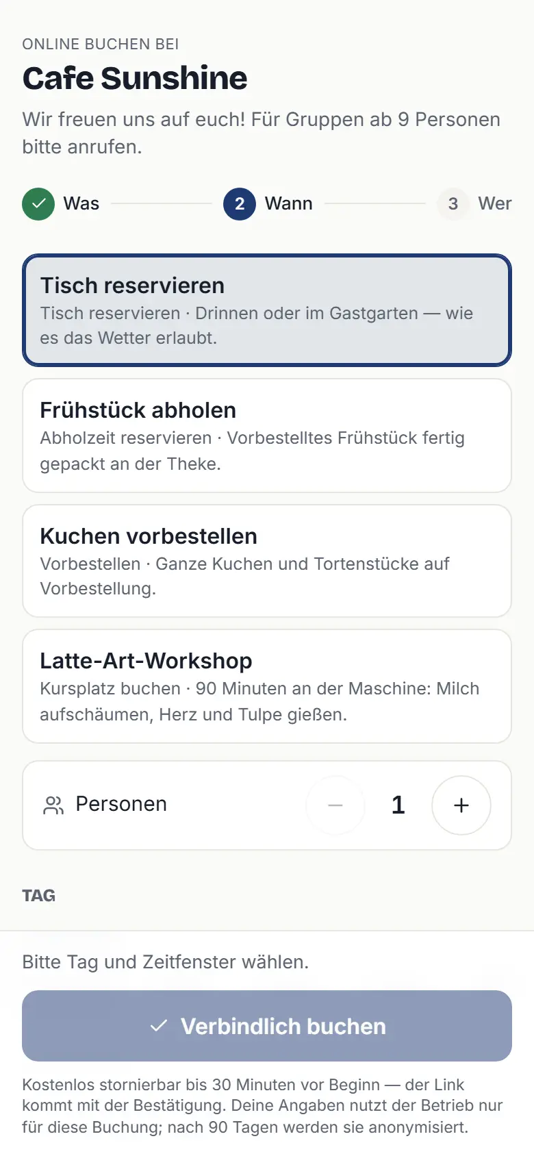 Öffentliche Buchungsseite des Beispielbetriebs am Telefon: Schritt-Anzeige Was/Wann/Wer, darunter die Angebots-Auswahl mit Tisch reservieren, Frühstück abholen, Kuchen vorbestellen und einem Latte-Art-Workshop, dazu der Personen-Zähler.