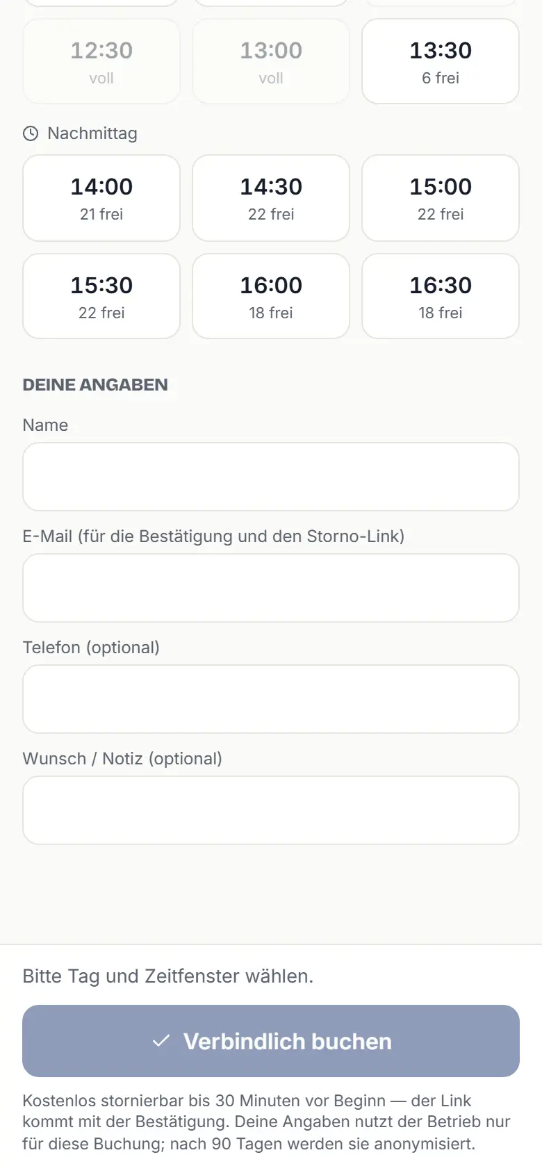 Zeitfenster-Raster der öffentlichen Buchungsseite: Fenster um 12:30 und 13:00 stehen ausgegraut auf »voll«, daneben 13:30 mit »6 frei«, darunter der Nachmittag mit freien Fenstern und das Kontaktformular mit Storno-Hinweis.