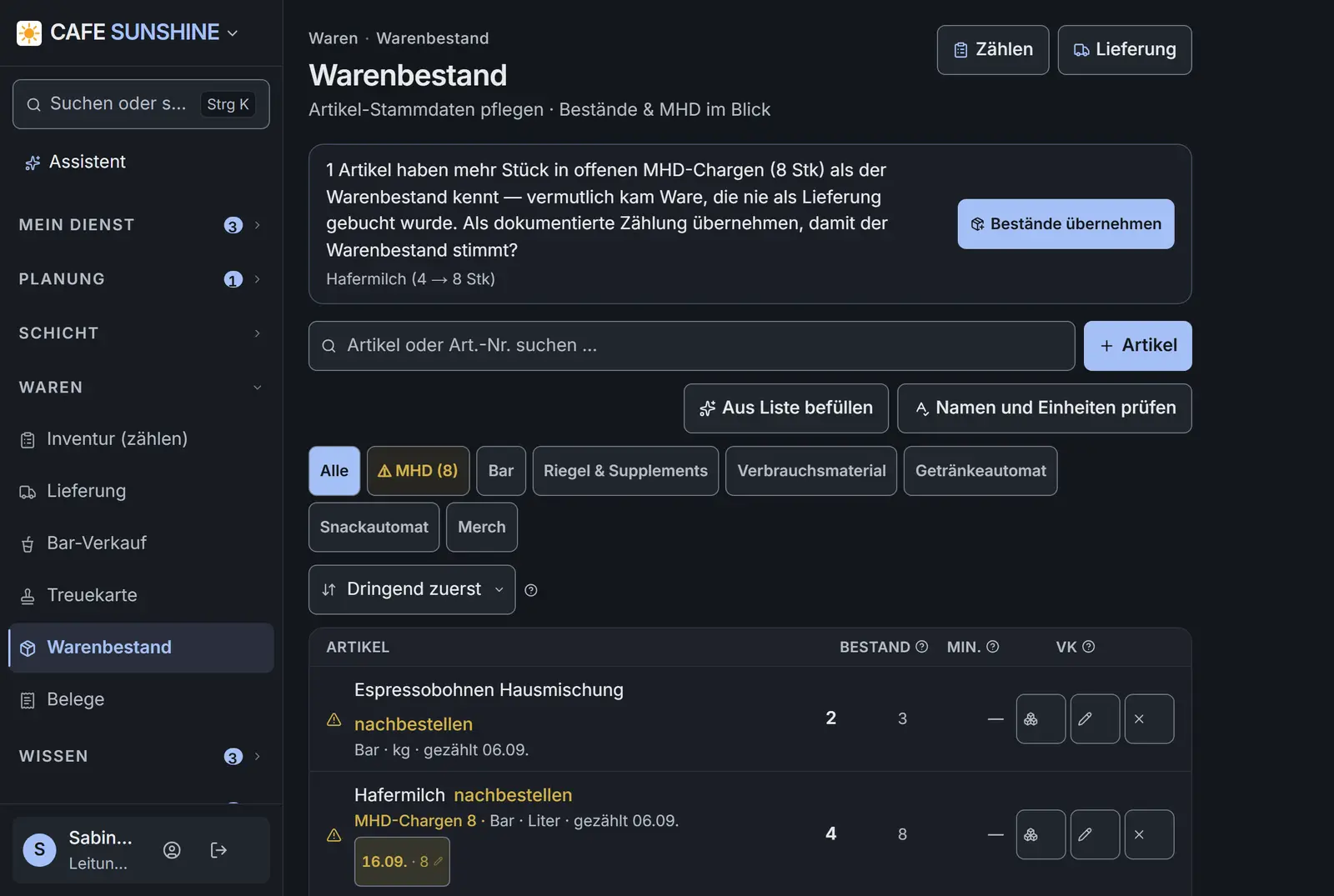 Bestand als Kette: letzte freigegebene Zählung plus jede Buchung danach — mit Person und Zeitpunkt